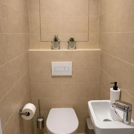 Self Check In With Parking Included Apartament Bratysława
